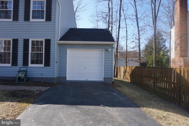Building Photo - 9003 Fox Lair Dr