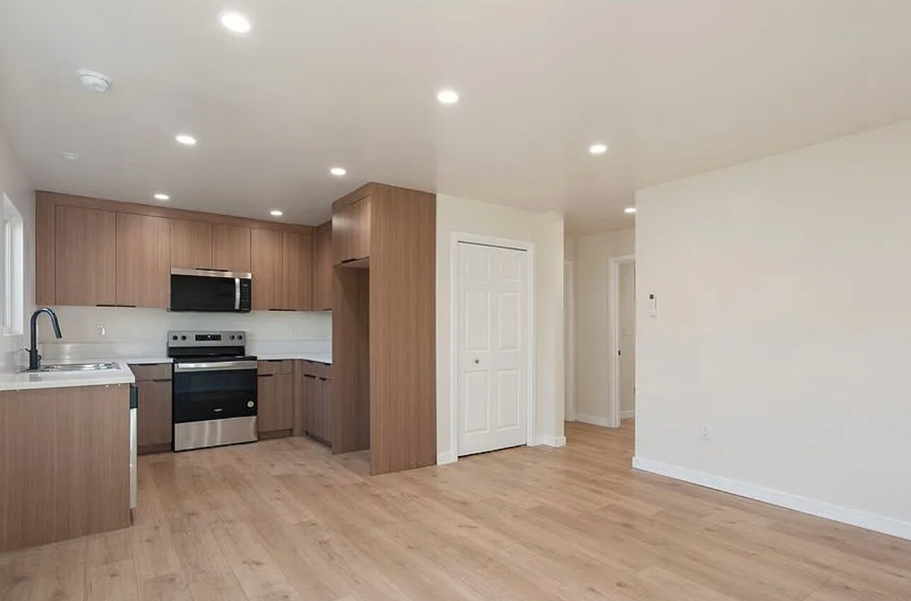 Building Photo - 5166 S Manhattan Pl