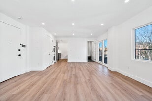 Building Photo - 28 Spencer Place