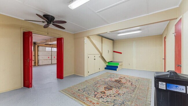 Building Photo - "Charming 2-Bed Home with Scenic Views and...
