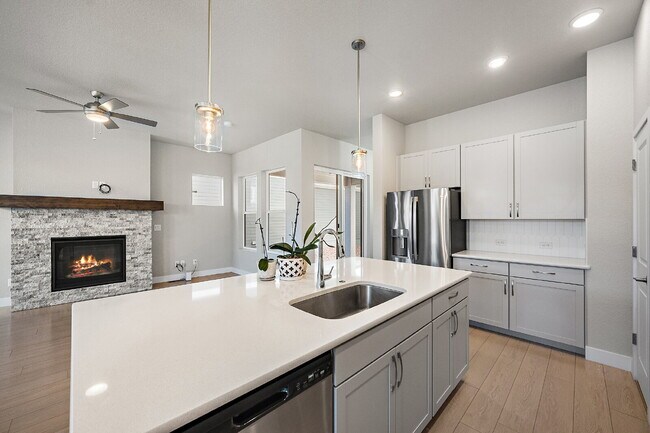 Building Photo - Modern 4 Bedroom, 2 Bathroom Westside Home with Balcony Views of Garden of the Gods!