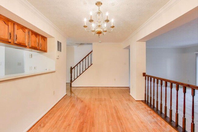 Building Photo - Ellicott City townhome for you!