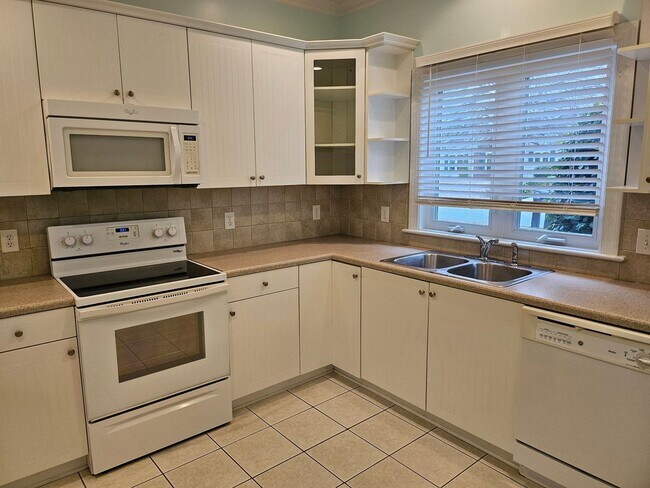 Building Photo - Southport - 3bedroom, 2 bath Townhouse