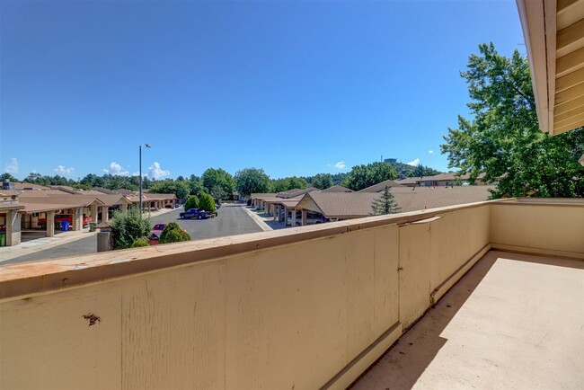 Building Photo - Townhome between Downtown and Thumb Butte!