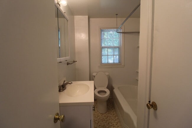 Building Photo - 2 Bedroom Duplex in North Kansas City