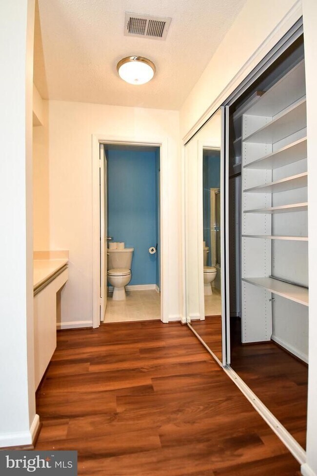 Building Photo - Charming and light-filled 1-bedroom, 1-bat...