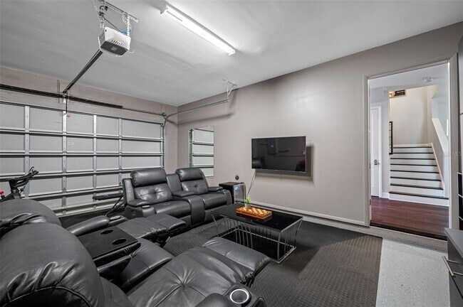 Building Photo - 902 W Plymouth St