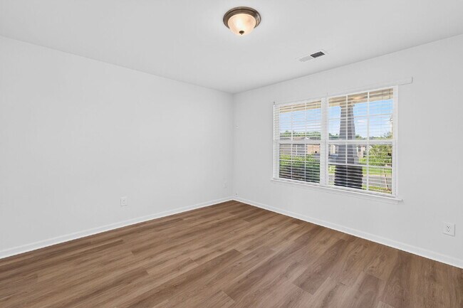 Building Photo - Expansive 4-bedroom, 3.5-bathroom single-family home boasts 3,150 sq. ft.