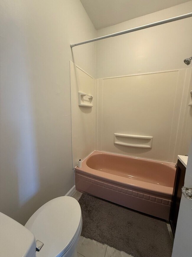 Building Photo - 2 Bed 1 Bath in Swissvale!