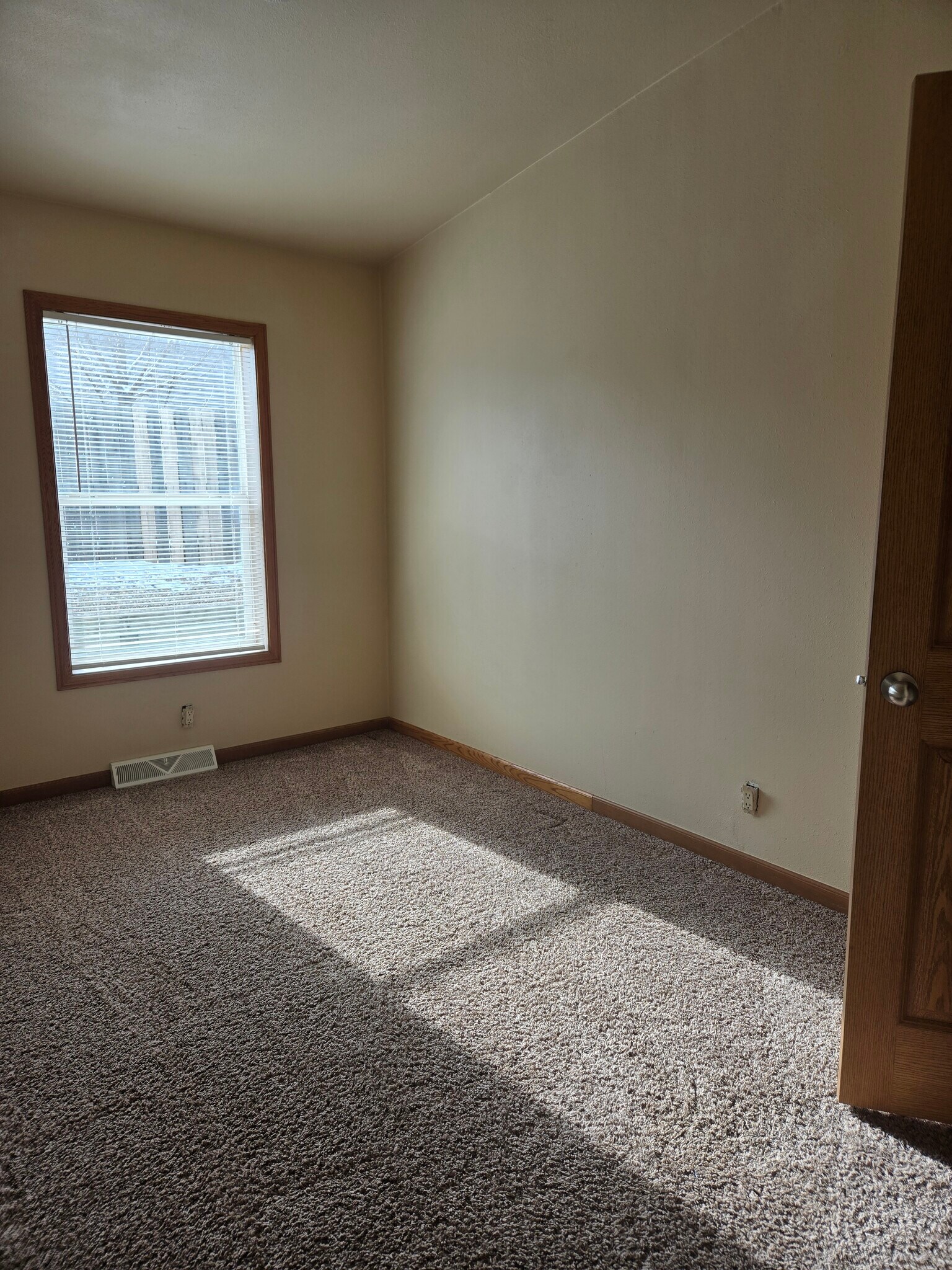 Building Photo - 583 S Carriage Dr