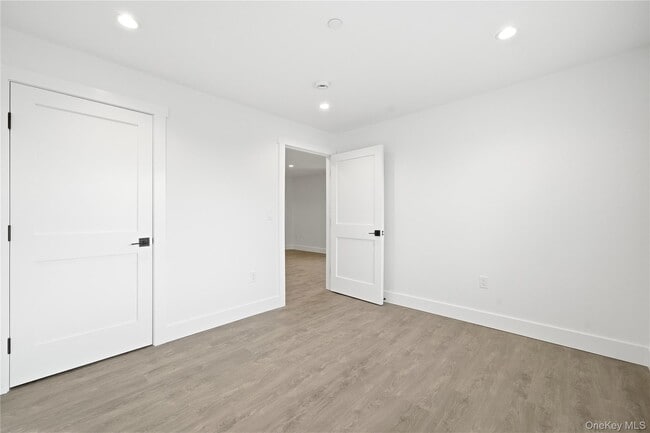 Building Photo - 180 Deer Park Ave