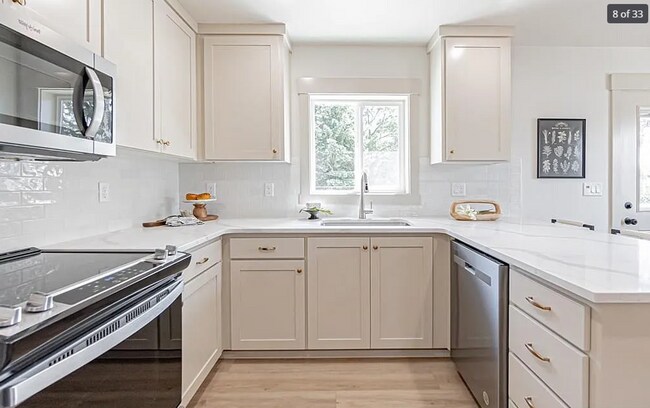 Building Photo - BEAUTIFUL 3 Bed 2.5 Bath Townhome Available!