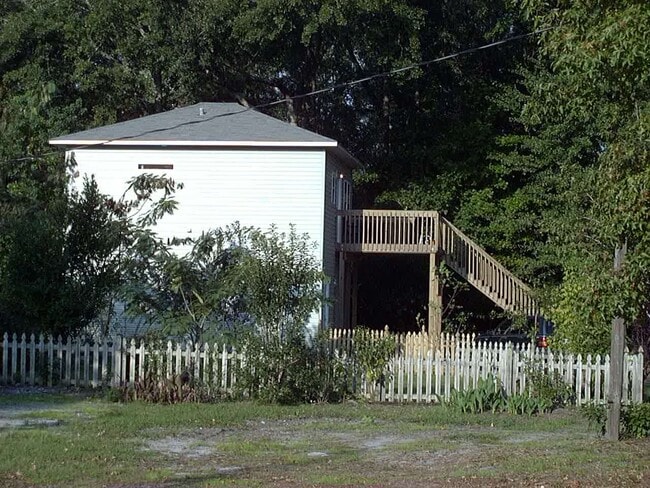 Building Photo - "THE TREE HOUSE" 1BR house/ 1 mile to UNCW...