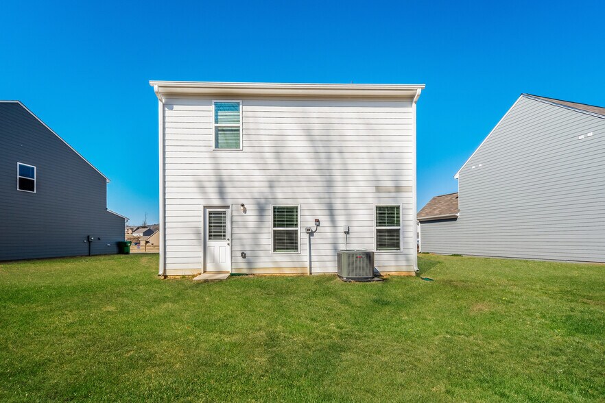 Building Photo - 484 Clover Cir
