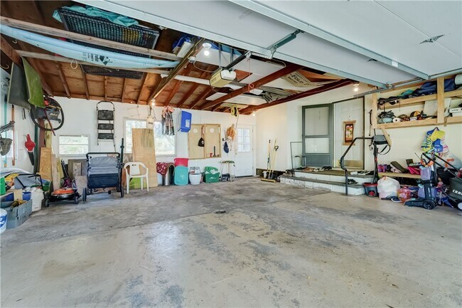 Building Photo - 984 Danby Dr