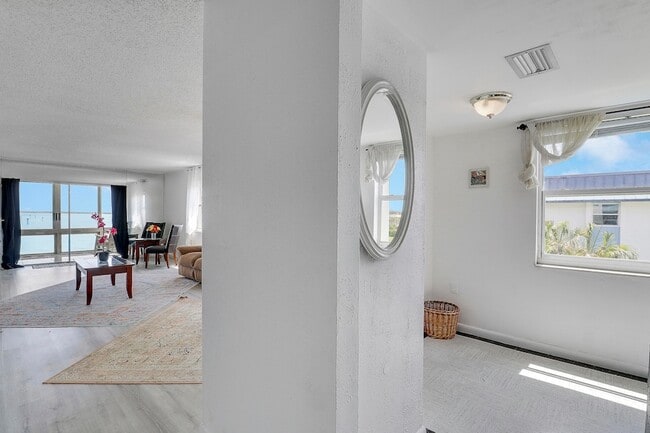 Building Photo - 410 Wilma Cir