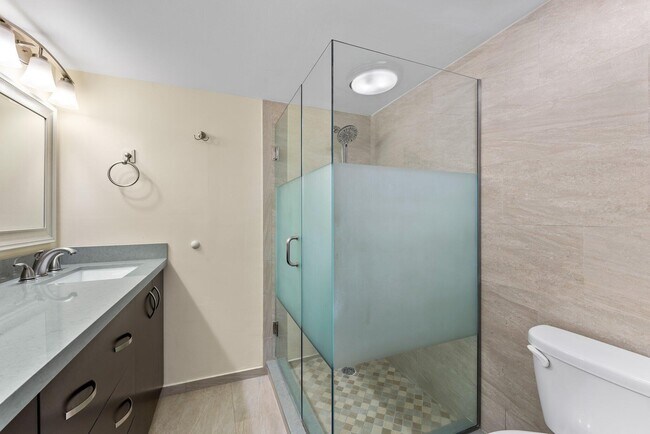 Building Photo - 1806 18th Ct