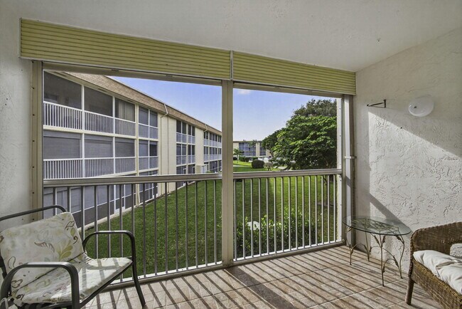 Building Photo - 700 Village Green Ct