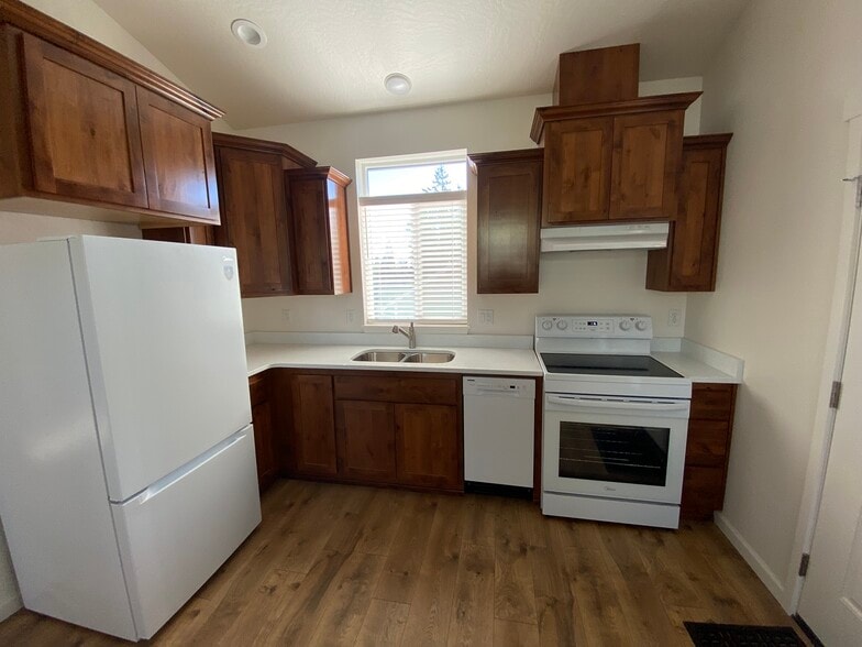 Kitchen - 439 Wall St