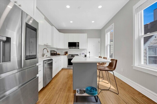 Building Photo - 1728 N Wood St