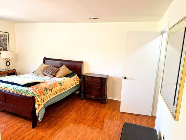 Building Photo - 208 Green Hollow Dr