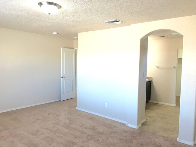 Building Photo - Spacious 4 bedroom Rio Rancho home. Large ...