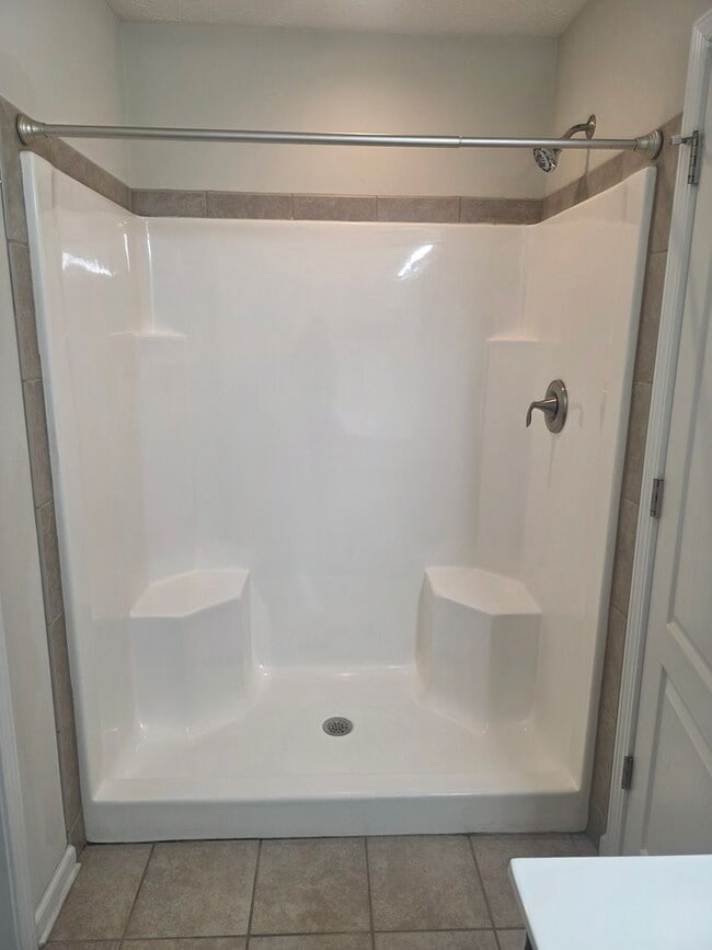 Building Photo - Nice 3 bedroom, 2 bath home with 2 car gar...