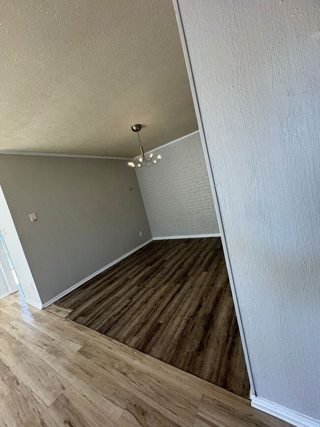 Building Photo - Ready to move in...