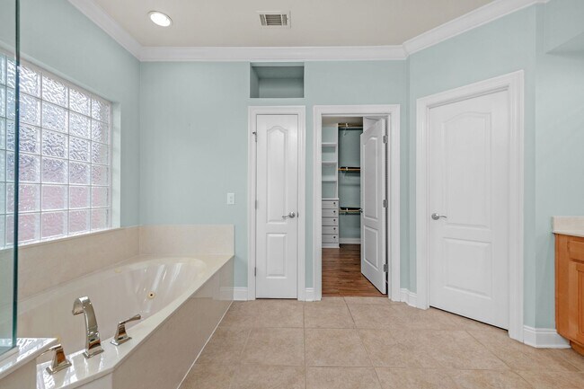 Building Photo - Luxury Living with Saltwater Pool, Florida Room & Generator