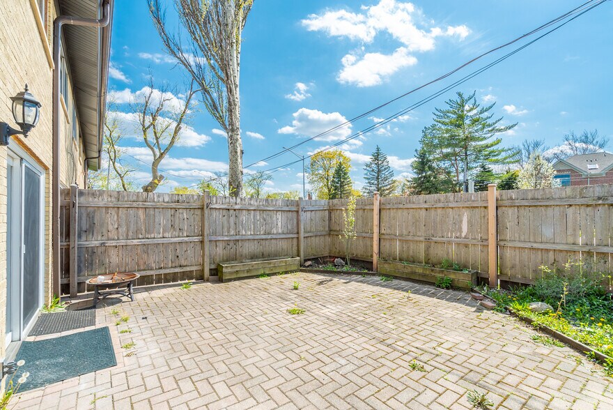 Building Photo - 731 Hibbard Rd