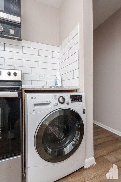 Building Photo - 6427 N Hermitage Ave