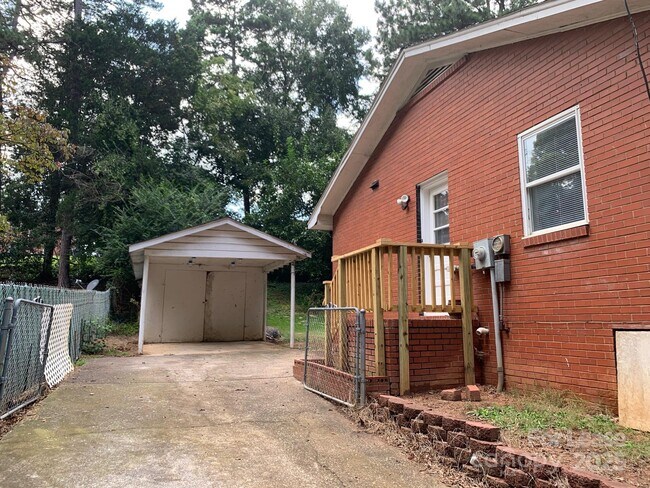 Building Photo - 317 Cedar St