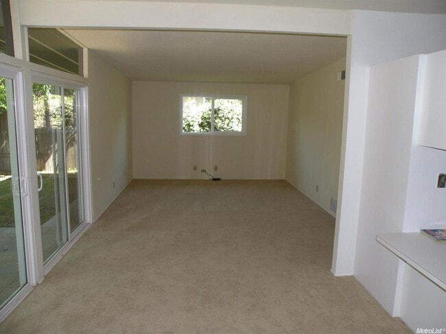 Building Photo - Central Davis!