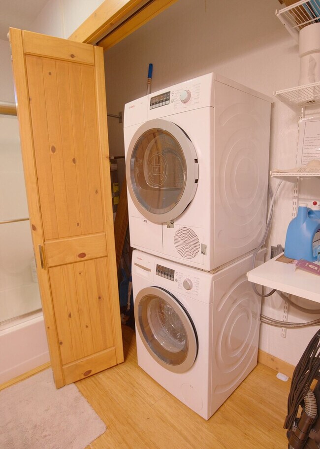 Building Photo - 14745 Davos Dr