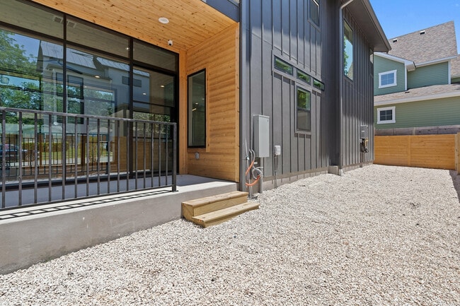 Building Photo - 909 Payne Ave