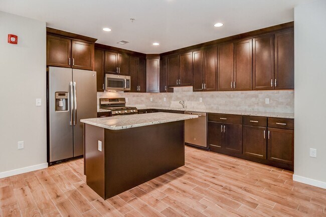 Building Photo - 744 Westfield Ave