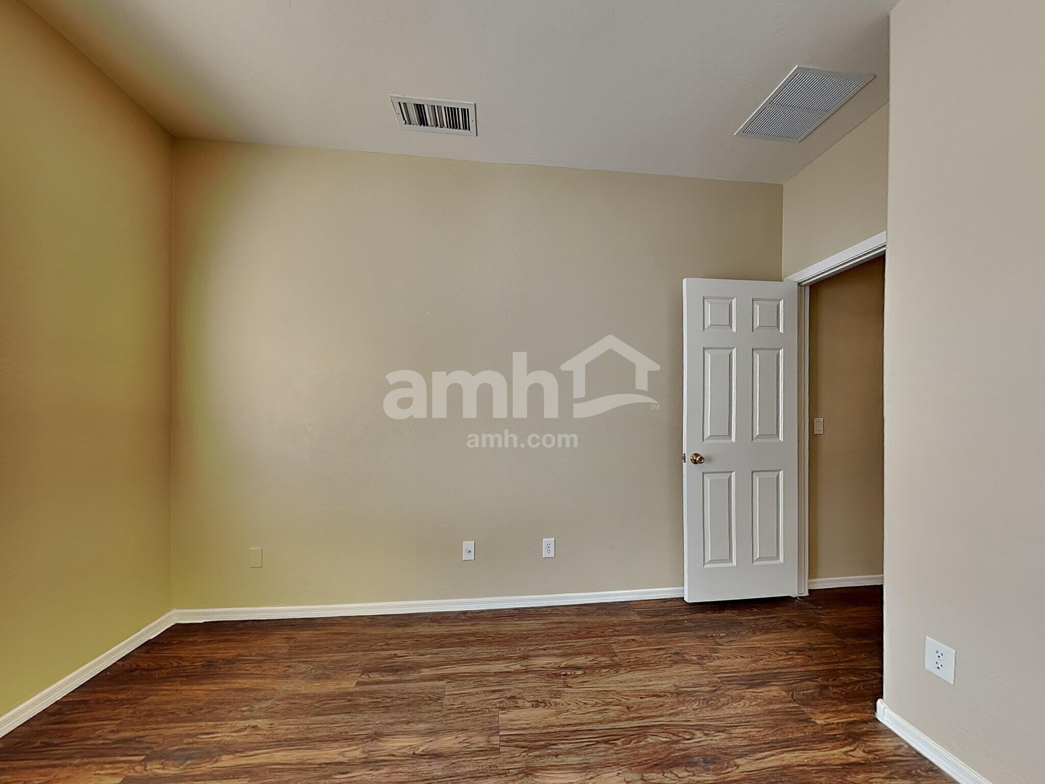 Building Photo - 5526 W Pecan Rd