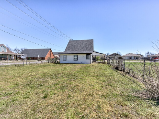 Building Photo - 145 N L Ave