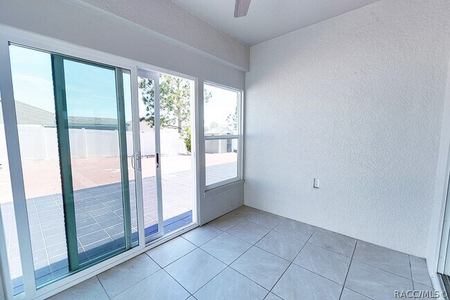 Building Photo - 320 W Runyon Loop