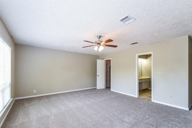 Building Photo - 2422 Hilton Head Dr