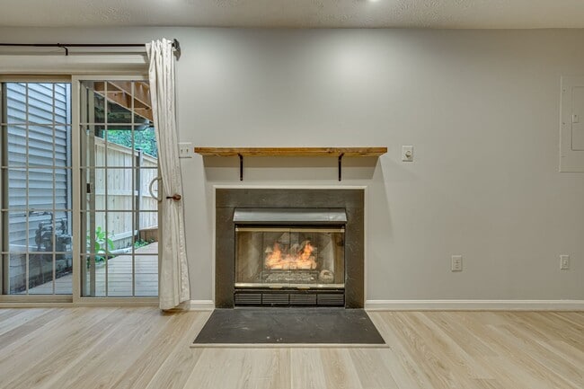 Building Photo - Fantastic townhome in Alexandria