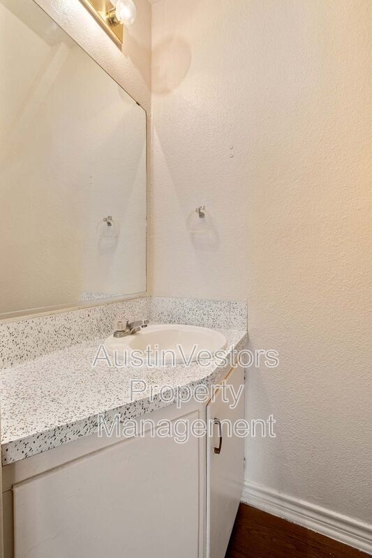 Building Photo - 115 S Frio St