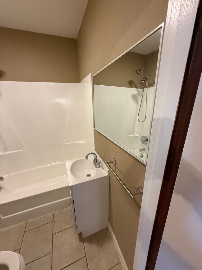 Building Photo - 3238 Mt Pleasant St