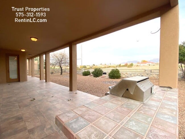 Building Photo - Stunning 4/4 in Sonoma Ranch