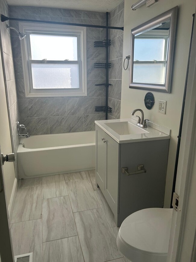 Building Photo - 523 Balsam Terrace