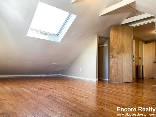 Building Photo - 8-8 Sunset St