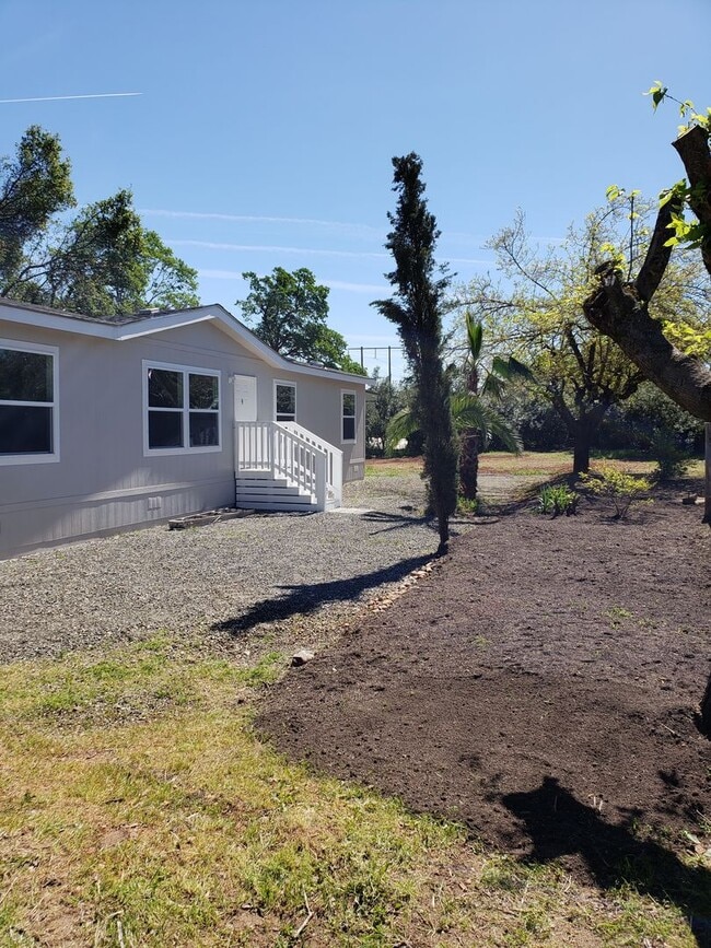Building Photo - 24 X 60 MANUFACTURED HOME ON 1 1/3 ACRES