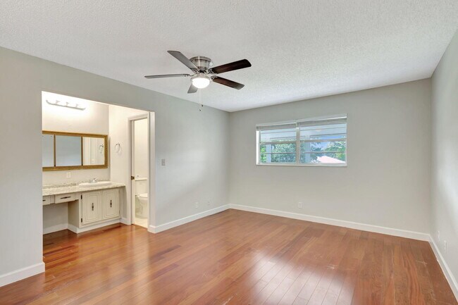 Building Photo - 10789 N Military Trl