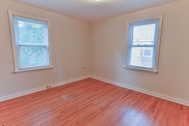 Building Photo - Quaint Single-Family Home on Sunnyside Ave