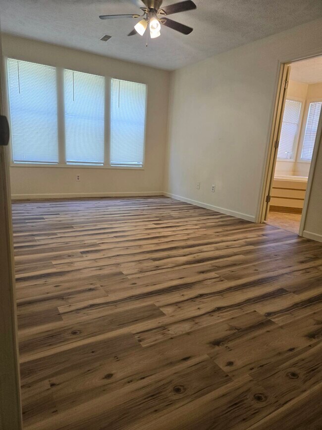 Building Photo - 1001 Brookhollow Dr